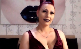 redhead-hottie-has-fun-on-webcam